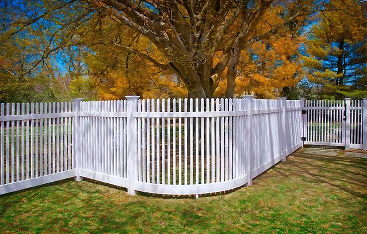 Curved Vinyl Picket Fence 4